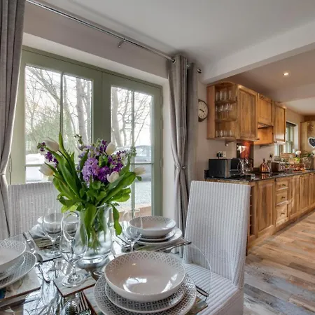 2 Bed In Whitby Oc-W452