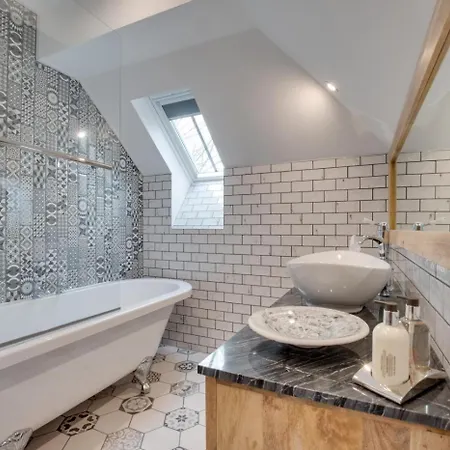 2 Bed In Whitby Oc-W452 *