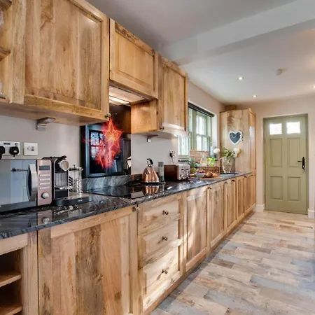 2 Bed In Whitby Oc-W452